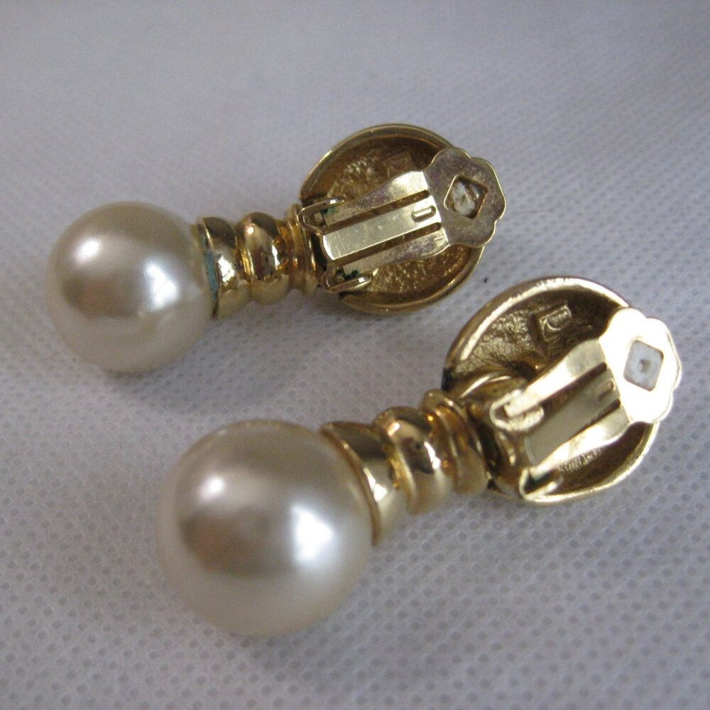 Vintage Joan Rivers Collection Gold Tone Faux Pearl Clip on Earrings - Picture 6 of 9